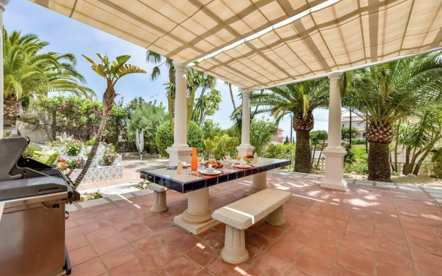 4bed Villa Sleeps 8- Pool, Garden, Bbq, Near Beach