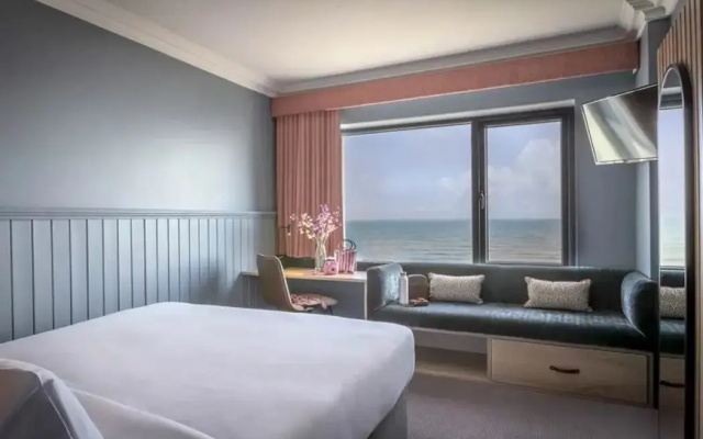 Shoreline Hotel