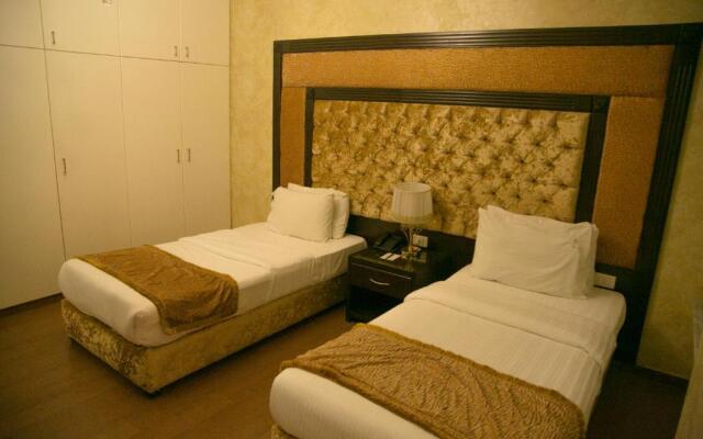 Queen's Suite Hotel