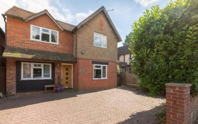 Detached home Quiet location Beautiful Garden Near Legoland Windsor Heathrow