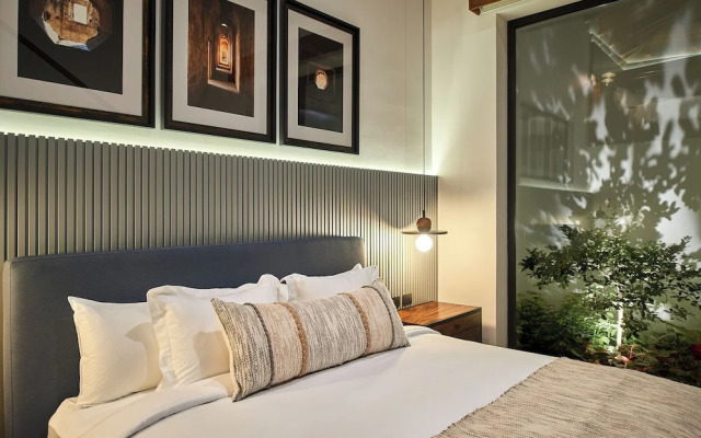 Singular Signature Residences