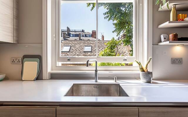 Well-designed Chelsea Flat