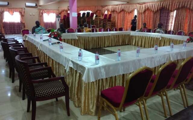 Obaa'S Golden Plaza Hotel