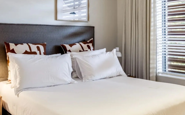 Tranquil Escape in Sea Point Aureto