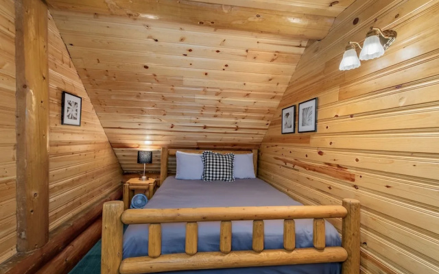 Soaring Pines Lodge 1 Bedroom Home by NW Comfy Cabins by RedAwning
