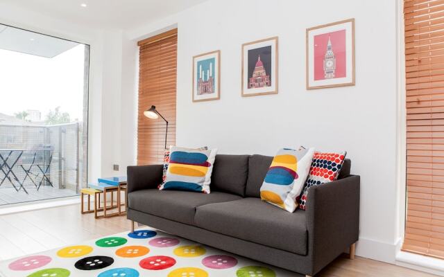 Colourful Modern Brixton 2 Bed with Balcony