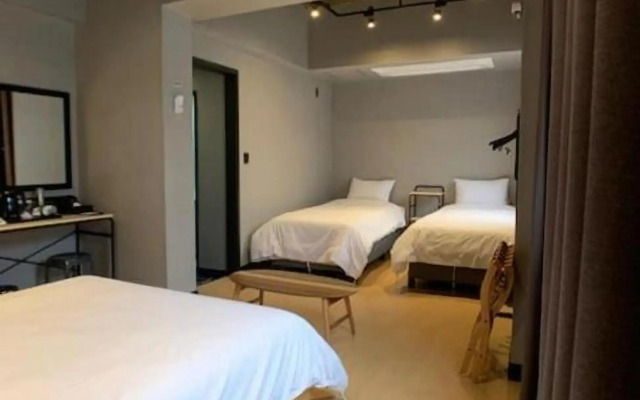 Renaissance Hotel - Hostel