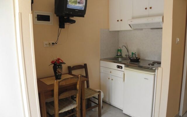 Ampoulos Rooms & Apartments