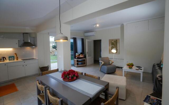 Beach Front House Kalamaki Bungalow