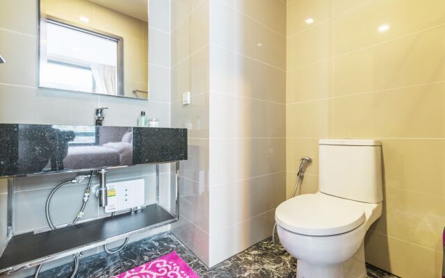 Edge Sukhumvit 23 by Favstay