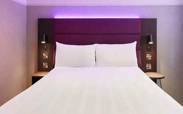 Premier Inn Heathrow Airport T2 & T3 (Bath Road)
