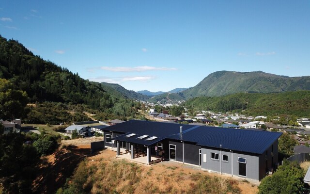 Bell Bird Ridge Holiday Home - Ocean & Valley Views