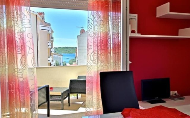 Charming 2-bed Apartment in Srima With sea View