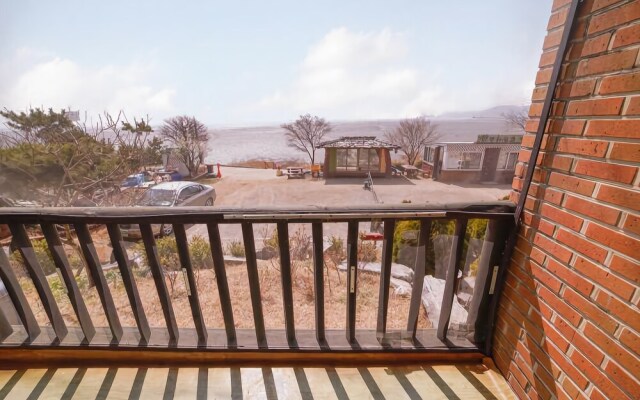 Ganghwa Badatgashimteo Pension