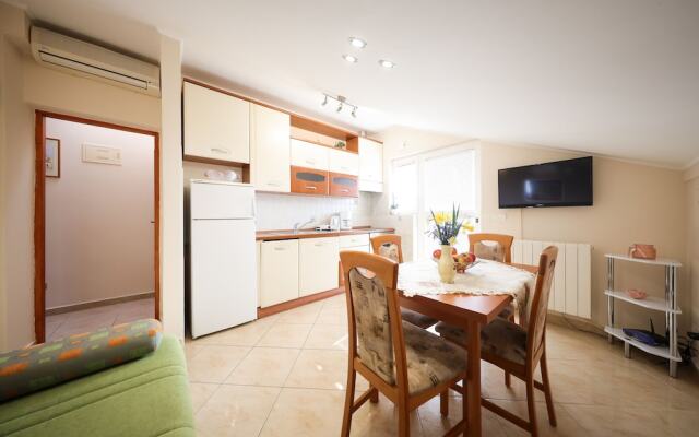 Apartments 150m from beach with parking