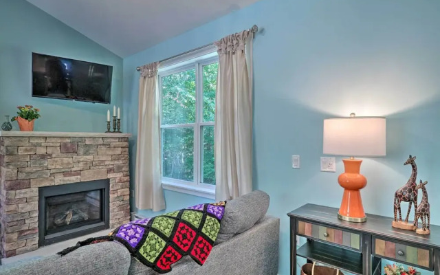 16 Mi to Ski Slopes! Creekside Poconos Cottage