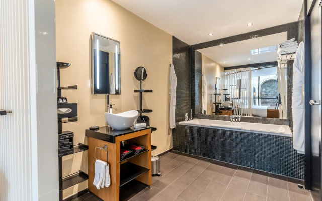 Five Seas by Inwood Hotels