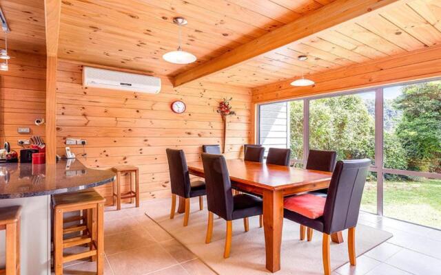 Lakeside Landing - Lake Tarawera Holiday Home