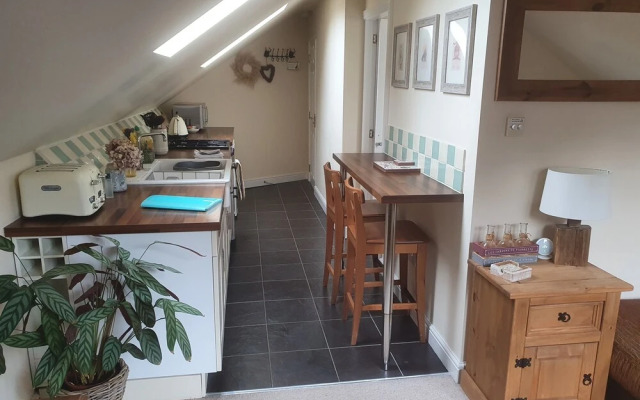 Cosy Village Apartment in Nottingham With Parking