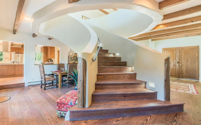 Encantada - Spacious and Luxurious Home, Walk to The Plaza