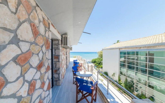 Golden Dolphin Studios & Apartments