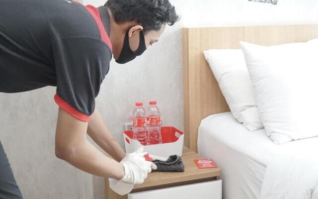 RedDoorz Plus @ Bitung City Center