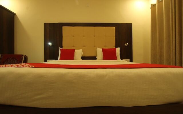Oyo 26193 Hotel Maple Suites
