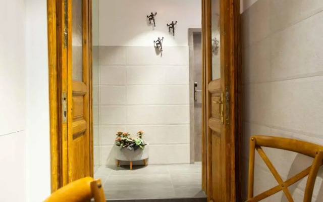 Premium Rooms by Hi5 - Style at the Comedy Theater