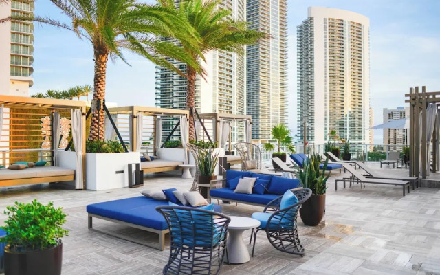 Stunning 25th-Floor Views in Hollywood