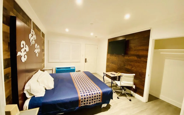 Casa Blanca Inn & Suites