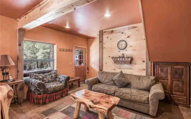Bear Foot Lodge - Two Bedroom Cabin with Hot Tub