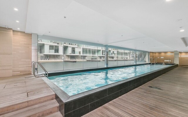 QV Upscale Modern Apt with Parking -965