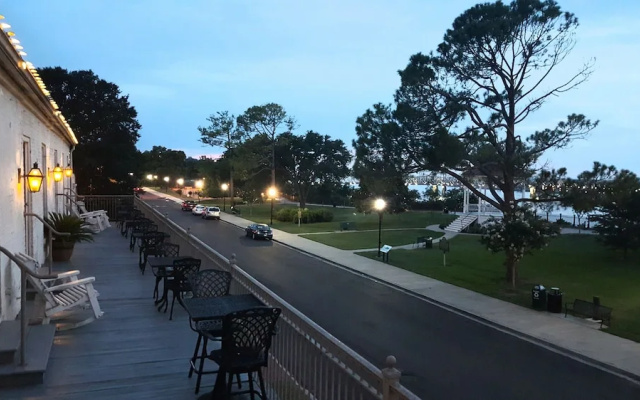 Bowie's Tavern - Restaurant & Bar & Inn