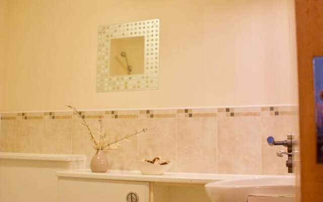 2 Bedroom Leith Apartment