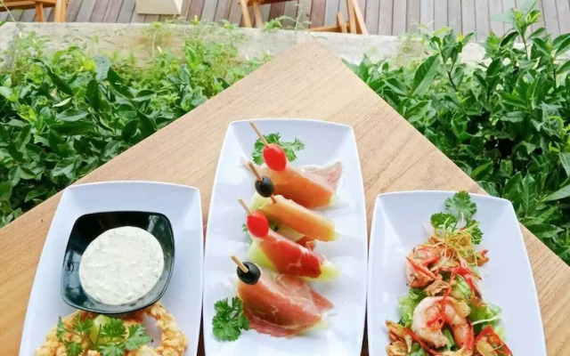 Devani Resort Sidemen