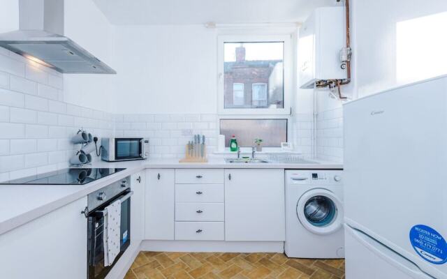 Comfy Four Bedroom House with parking