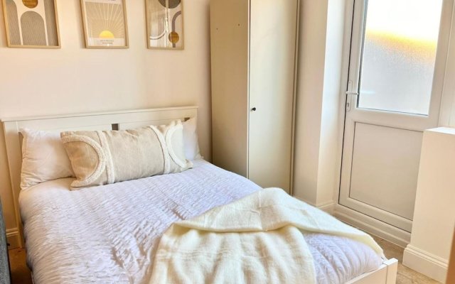 Newly-built Studio Near Laindon Station