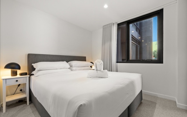 Unwind in Elegance: Your Perfect Braddon Apartment – Guest Rooms – Braddon