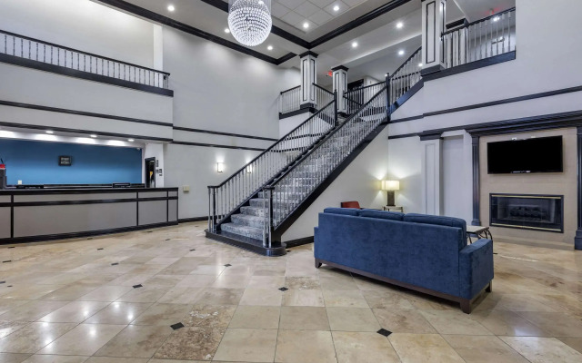 Quality Inn & Suites I-35 E / Walnut Hill