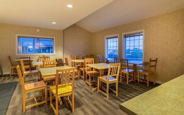 Canadas Best Value Inn Chinook Station