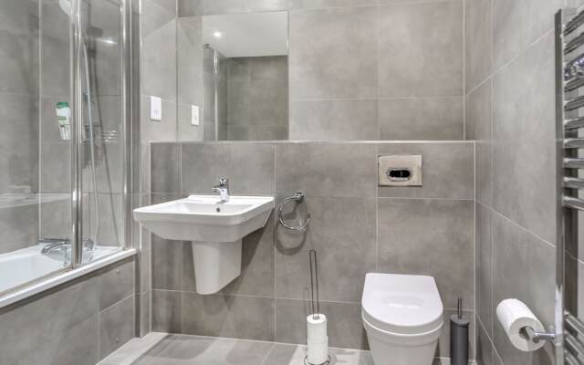 Central 1-bed Apartment in Slough Sleeps 3!