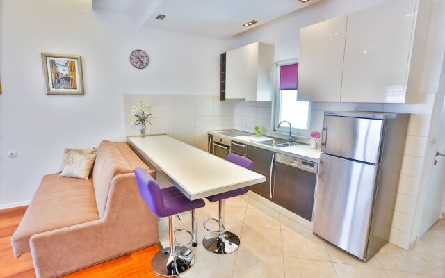 Summer Lounge Apartments