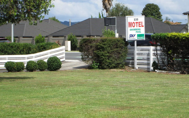 Colonial Motel