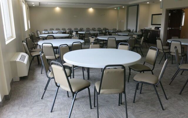 Days Inn And Suites Lindsay