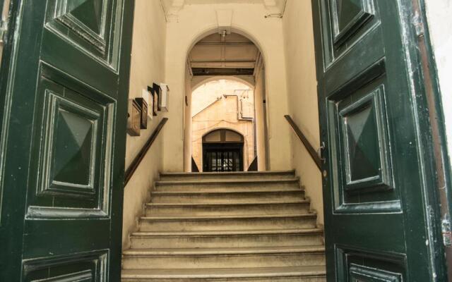 Vincenti Strait Street Suite