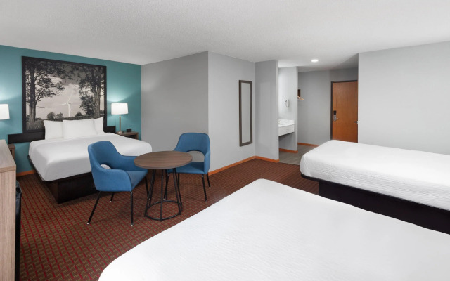 Super 8 by Wyndham McHenry/Fox Lake Area