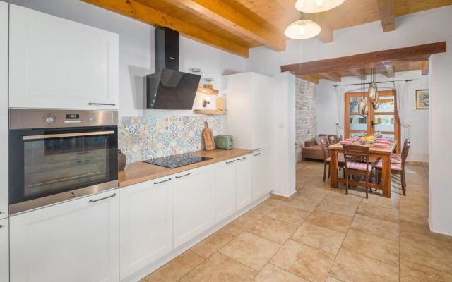 Amazing Home in Boduleri With Wifi and 4 Bedrooms