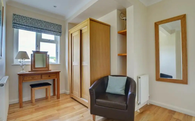 Luxurious,detached Holiday Home With Three Bathrooms and Parking