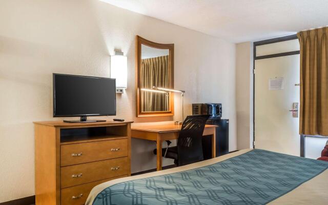 Econo Lodge North