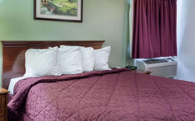 Econo Lodge Inn and Suites Carrollton Smithfield